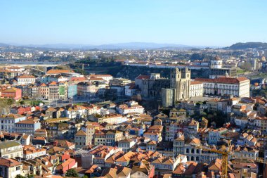 Güneşli bir günde, Portekiz 'in güzel mimari binalarıyla dolu bir şehir manzarasının hava görüntüsü.