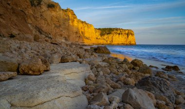 Portekiz 'in mavi bulutlu gökyüzünün altında güneşli bir günde Praia do Canavial plajı manzarası.
