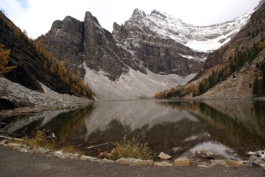Banff ve Canmore 'a bakan Kanada Banff Ulusal Parkı' ndaki Rundle Dağı manzarası, Alberta
