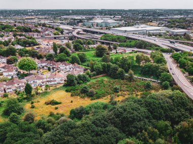Karmaşık bir otoyol kavşağının hava görüntüsü.