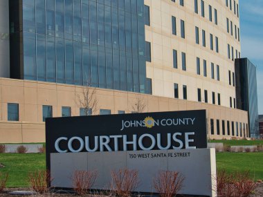 Olathe, Kansas 'taki Johnson County Adliyesi' nin modern cam binasının güzel manzarası.