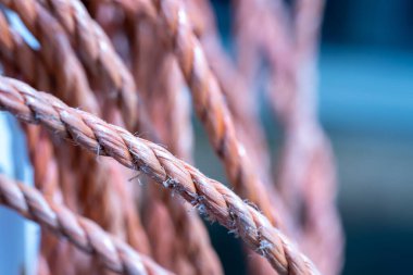 Pembe iplerle örülmüş seçici bir odak noktası.