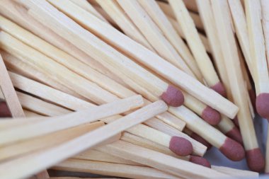 Kırmızı kenarlı kibrit çöplerinin yakın çekimi