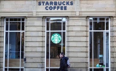 New York, İngiltere 'deki Starbucks kahve dükkanının dış görüntüsü.