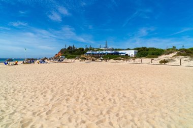 Portekiz, Almancil kasabasındaki kumlu Garrao Poente Sahili 'nin güzel bir manzarası.