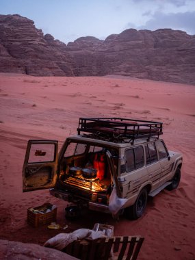 Bedevi mutfağı Wadi Rum çölünde bir kamyonetin arkasında, Ürdün
