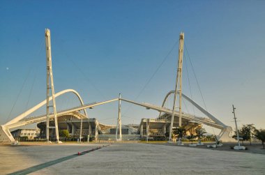 Panathinaikos takımının mavi gökyüzünün altındaki resmi stadyumunun manzarası.
