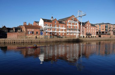 Ouse Nehri, York, İngiltere 'deki rıhtım arazilerinin yansıtıcı görüntüsü