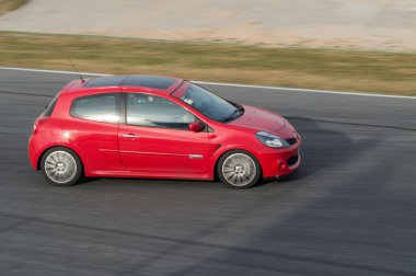 Asfalt pistinde yarış arabası. Renault iklimi