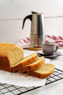 Dikey olarak lezzetli mısır ekmeği ve kahve.