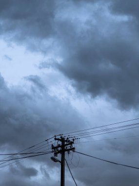 Elektro çizgilerin düşük açılı görüntüsü karanlık gökyüzü