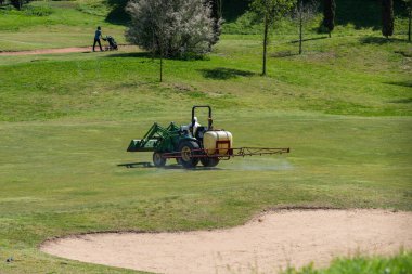 Lizbon 'daki Jamor Golf Sahasında traktörlü bir bakım ekibi.