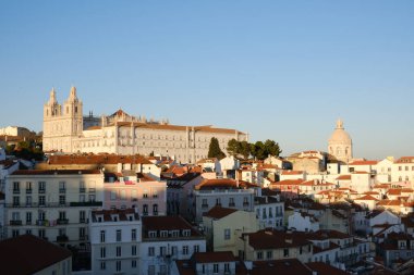 Portekiz 'deki benzer binalara sahip güzel bir şehir manzarası.