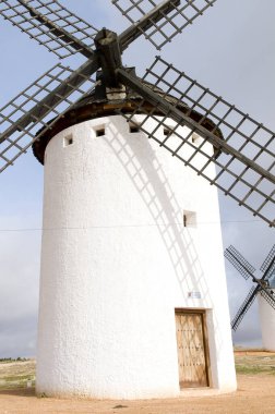 Campo de Criptana 'da beyaz bir yel değirmeninin yakın çekimi.