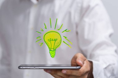 Yakından çekilen yeşil lamba Man tabletinin üzerinde uçuyor.