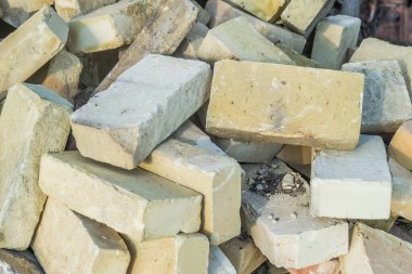 Sarı tuğlaların üst üste yığıldığı yakın plan bir çekim.