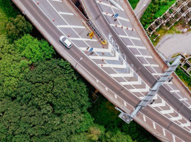 Karmaşık bir otoyol kavşağının hava görüntüsü.