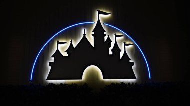 Burbank, California 'daki Walt Disney Stüdyoları' nın duvarındaki sembolik 