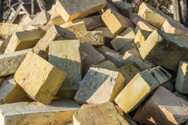 Sarı tuğlaların üst üste yığıldığı yakın plan bir çekim.