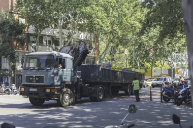 Şehirde vinç ve karavanı olan büyük eski bir kamyon.