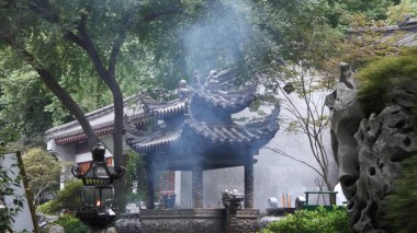 Yeşil ağaçlarla çevrili sintoist bir tapınak.