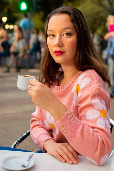 Vertical Shot Hispanic Young Female Sitting Outdoor Cafe Drinking Coffee — Stock Photo, Image