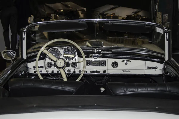 Eine Nahaufnahme Des Salons Weiße Antriebsräder Eines Alten Klassischen Mercedes — Stockfoto