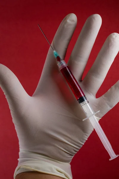 代表献血概念的注射器和手套 — 图库照片