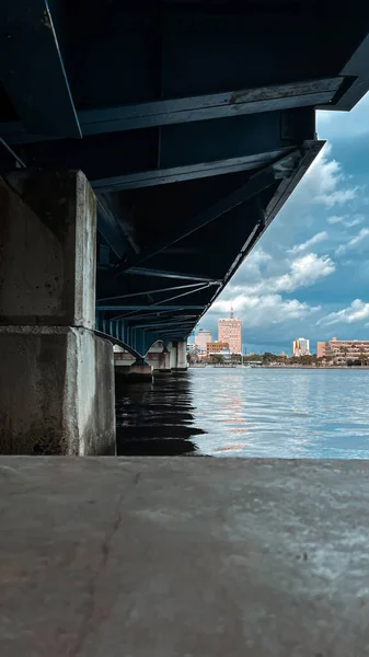 Eine Senkrechte Aufnahme Unter Der Brücke Von Jacksonville Über Die — Stockfoto