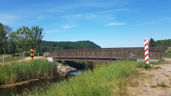 Primer Plano Puente Madera Sobre Río Que Fluye — Foto de Stock