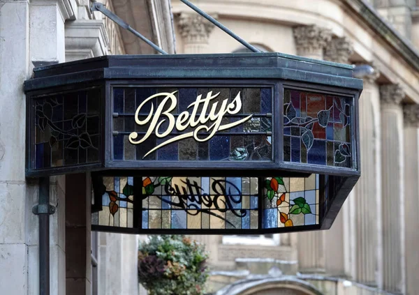 Крупный План Навеса Над Входом Знаменитый Чайный Магазин Bettys Йорке — стоковое фото