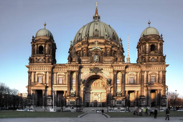 Una Hermosa Vista Catedral Berlín Con Majestuosas Cúpulas Alemania —  Fotos de Stock