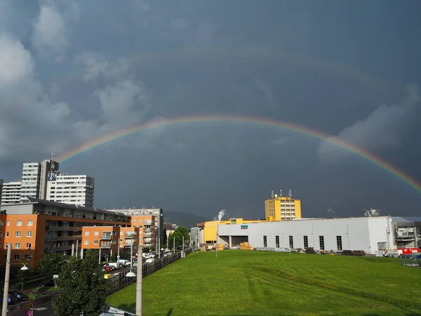 在奥地利林茨市西门子大楼上方美丽的彩虹 多雨的天气 城市里乌云密布 彩虹斑斑 — 图库照片