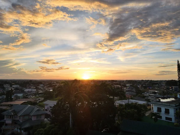 Una Vista Aérea Los Edificios Ciudad Contra Cielo Atardecer Una —  Fotos de Stock