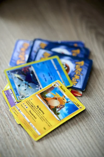 Κοντινό Πλάνο Μιας Συλλογής Καρτών Pokemon Ξύλινο Τραπέζι — Φωτογραφία Αρχείου