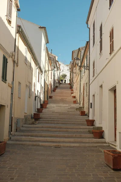 İtalya 'nın Assisi kasabasında merdivenleri olan dar bir caddenin dikey görüntüsü.