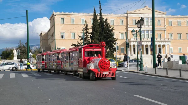 Turistsightseeing Lyckligt Tåg Centrala Aten Grekland Framför Det Grekiska Parlamentet — Stockfoto