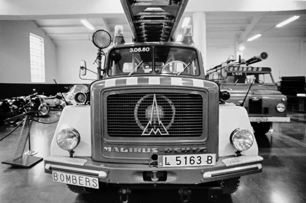 バルセロナ市の古い消防士のトラックマルギウス ドイツの灰色のスケール — ストック写真