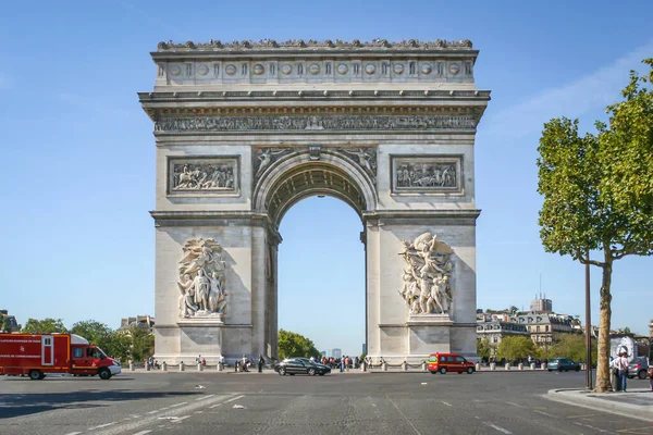 Die Frontansicht Des Triumphbogens Paris Mit Autos Und Lastwagen Auf — Stockfoto