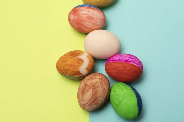 Closeup Shot Row Easter Eggs Isolated Blue Yellow Background — Stock Photo, Image