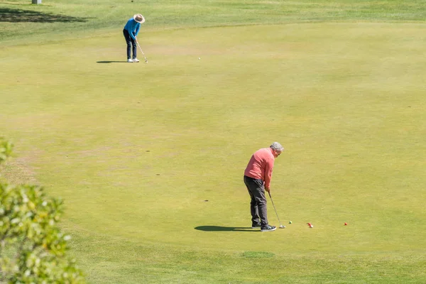 Ένας Γέρος Που Παίζει Γκολφ Στο Γήπεδο Jamor Golf Ηλιόλουστο — Φωτογραφία Αρχείου
