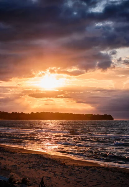 Okyanusun Dikey Görüntüsü Ufukta Batmakta Olan Altın Güneş Bulutlarla Kaplı — Stok fotoğraf