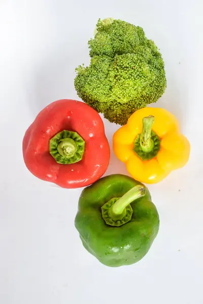Ardei Proaspăt Broccoli Izolați Fundal Alb — Fotografie, imagine de stoc