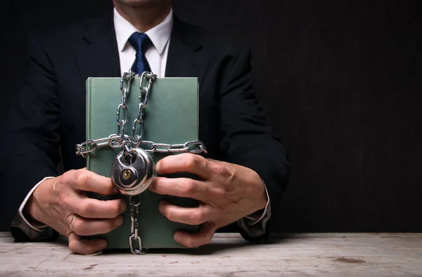 Επιχειρηματίας Κοστούμι Που Κρατάει Ένα Βιβλίο Τυλιγμένο Αλυσίδα Και Κλειδαριά — Φωτογραφία Αρχείου