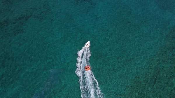 晴れた日にはターコイズブルーの海を航行する船の空上からの眺め — ストック写真