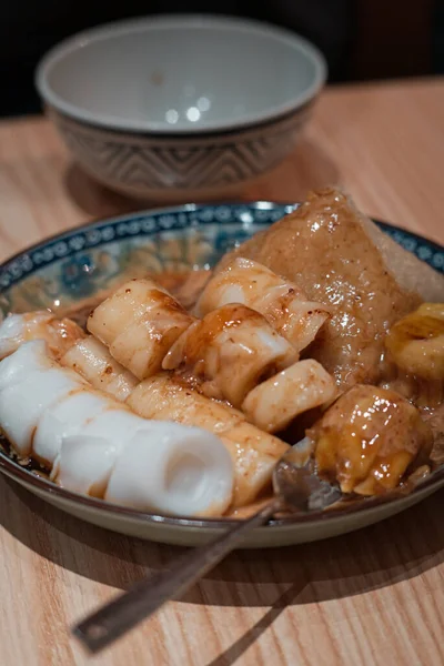 マカオの広東料理店で蒸し団子と麺ロールのクローズアップ — ストック写真