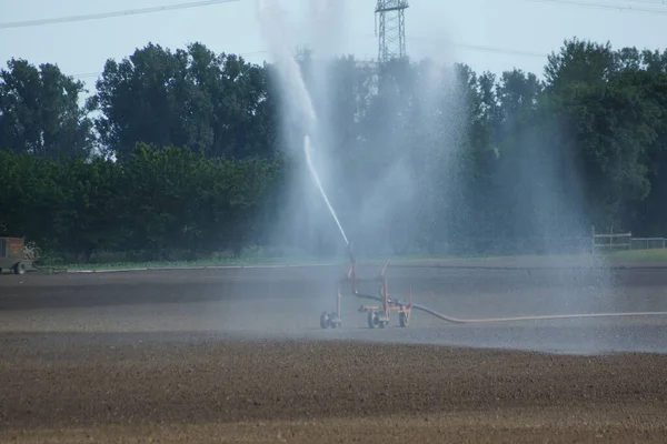 Irrigatie Van Een Vers Gezaaid Veld Zomer Hessen Duitsland Sproeifontein — Stockfoto