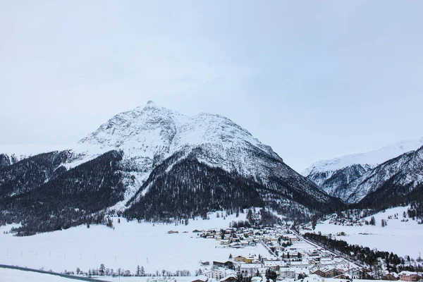 Vacker Bild Snöiga Fält Och Berg — Stockfoto