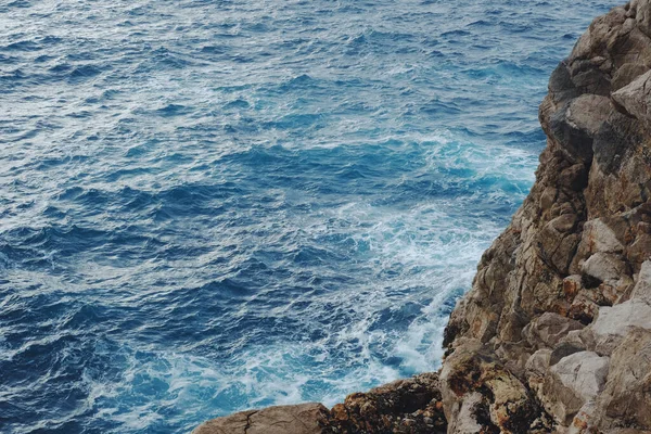 Malebný Výhled Modrý Oceán Skalnatý Útes Klidném Slunečném Dni Chorvatsku — Stock fotografie