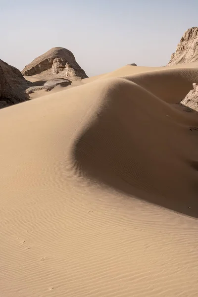 Een Verticaal Schot Van Een Zand Woestijn Onder Het Heldere — Stockfoto